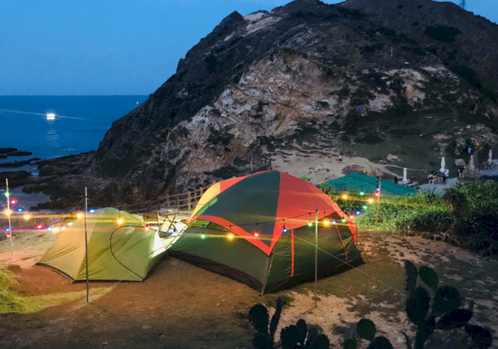 Cắm trại ở b&atilde;i biển H&ograve;n Rơm